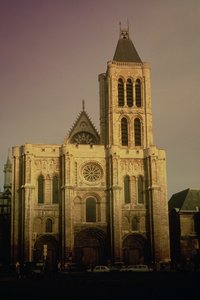Utsikt over vestfasaden, påbegynt ca. 1135 av French School