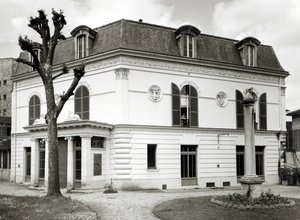 Utsikt over fasaden til Bibliotheque Marmottan fra hagen, bygget 1880-1921 av French School