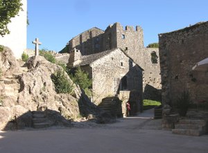 Utsikt over den befestede kirken bygget av ridderne av St. Johannes av Jerusalem av French School