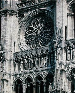 Utsikt over rosevinduet på vestfasaden, 1225-30 av French School