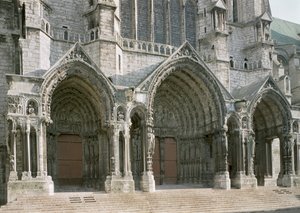 Utsikt over de tre portalene til det nordlige transeptet av French School