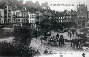 War in the North: London-busser fra British Expeditionary Force på hovedtorget ved Bethune i 1915 (photolitho) av French School