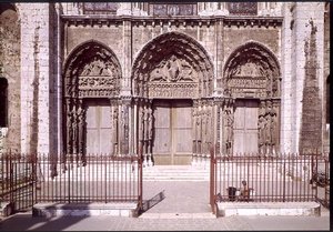 Vestfasade med de tre dørene til den kongelige portalen som viser (V til R) Himmelfarten, Kristus i Majestet med symbolene til evangelistene og apostlene og Madonnaen og barnet på tronen, ca.114 av French School