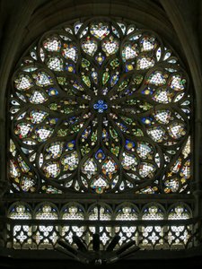 Window S-rose som viser det sørlige rosevinduet, bygget i tidlig C16, inneholder mye av det originale dekorative glasset, selv om det ble mye restaurert i 1865 (.) av French School