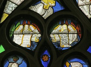 Vindu som viser englekor med partiturer (farget glass) av French School