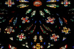 Vindu som viser en detalj fra det vestlige rosevinduet; våpenskjoldene inkluderer Montmorency-Laval, Bertrand Duguesclin og Oliver de Clisson av French School