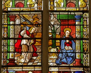 Vindu som viser kunngjøringen (farget glass) av French School