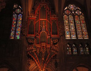 Vindu som viser nordsiden av skipet med orgel og kirkevinduer av French School