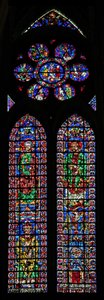Vindu w102 som viser St Peter og St Andrew; Soissons katedral og en biskop; i rosen Scener fra St Peters liv av French School