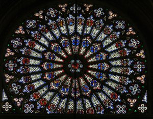 Vindu w121, nordrosevinduet, som viser apostler, evangelister, biskoper, konger, martyrer, St Peter og St Paul (rosevindu - internt) av French School