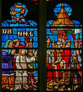 Vindu w136 som viser scener fra historien om Daniel: før Nebukadnesar av French School