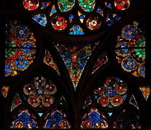 Vindu w17 som viser tracery-lysene med geometrisk og dekorativt glass av French School