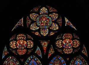Vindu w201 som viser tracery-lysene med tre engler av French School