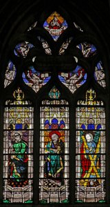 Vindu w208 som viser St. Peter, St. Paul og St. Andrew av French School
