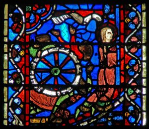 Vindu w53 som viser en scene fra St. Catherines liv: torturistene forbereder hjulet for prøvelsen hennes. av French School