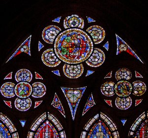 Vindu w7 som viser tracery-lysene med to engler og Noli Me Tangere av French School