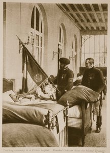 Wounded Chasseur kysser den elskede Tricolour, 1914-19 av French School