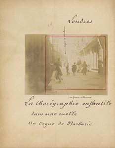 London. Barnekoreografen i en bakgate Un Oigue Barbarie av French Unknown maker