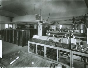 New York Evening Post Type-Setting Room (gelatinsølvbilde) av G.P. Hall und Sohn
