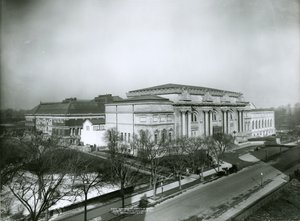 Metropolitan Museum of Art fra sørøst, New York City, 1909 av G.P. Hall und Sohn