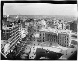 Brooklyn: rådhus i høy vinkel (Borough Hall), Kings County Supreme Court, Mechanics Bank, Arbuckle Building og Park Theatre, ca. 1896-98 (s/hvitt-bilde) av G.P. and Son Hall