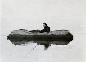 Campbell flytende i en kajakk, 1911, 1913 av G. Murray Levick