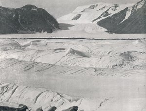 Sprukket is ved inngangen til Priestley Glacier, c1911, 1913