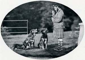 Mr. Francis Clark, The Queens Gillie, med tre av hennes favoritthunder, c1899, 1901 av G. W. Wilson and Company