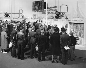 Produktdemonstrasjoner, New York Worlds Fair, 1939 av Gabriel Moulin