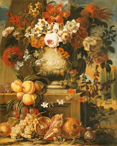 Blomster i urner på sokler med frukt,