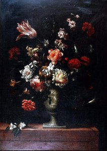 Stilleben av blomster i en steinvase