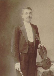 Portrett av fiolinisten og komponisten Henri Marteau 1874-1934. av Gaspard Félix Nadar