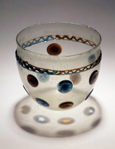 Gallisk kunst: glasskopp med fargede tabletter. Slutten av 4. begynnelsen av 5. århundre etter JC. Fra Breny. Saint Germain en Laye, Museum of National Archaeology