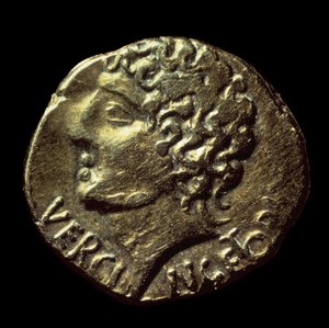Den galliske gullstateren (Arvernes) har bildet av Vercingetorix (72-46 f.Kr.) utstedt i 52 f.Kr. Paris, BN