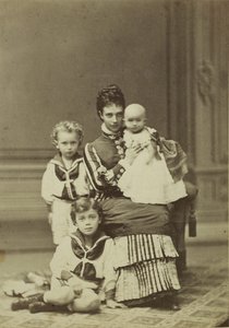Storhertuginne Maria Fyodorovna med barn, Nicholas Alexandrovich, George..., ca. 1875. av Georg Emil Hansen