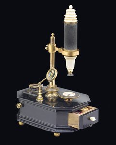 Sammensatt boksmikroskop, ca. 1775 (tre, metall og glass) (se også 1113959-61) av Georg Friedrich Brander