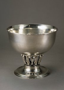 Hamret og meislet fruktskål i sølv av Georg Jensen