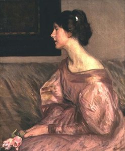 Portrett av en dame sittende, halvlang profil med to rosa roser og iført en rosa kjole av George Clausen