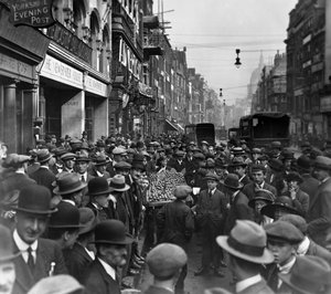 Folkemengde utenfor Newspaper House, Fleet St ser østover, City of London, før 1933. av George Davison Reid