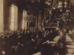 Amerika im Ersten Weltkrieg: Dolmetscher übersetzt die Rede von Präsident Poincaré ins Englische bei der Eröffnung der Friedenskonferenz (s/w Foto) von George Grantham - Bain News Service Bain