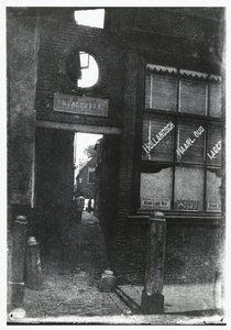 Utsikt gjennom Omvalspoort i Haarlem av George Hendrik Breitner
