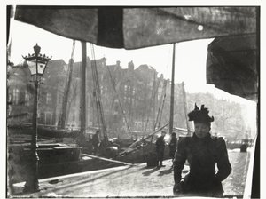 Portrett av en kvinne som går langs Prinsengracht i Amsterdam av George Hendrik Breitner