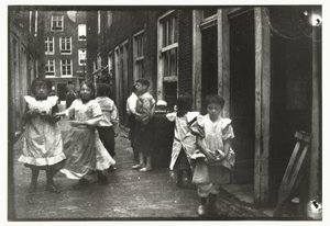 Lekende barn i en gate av George Hendrik Breitner