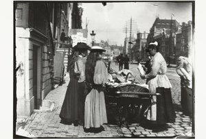 Gatesalg fra en vogn på Rokin i Amsterdam av George Hendrik Breitner