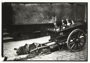 Trekker hund strukket foran en vogn med busser av George Hendrik Breitner