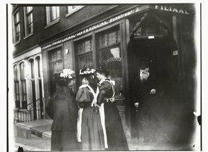 Fire unge kvinner på gaten foran smaksrommet Koggink i Runstraat i Amsterdam av George Hendrik Breitner