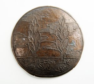 Konveks plakett med trær, skyer og blomster (metall) av George James Frampton