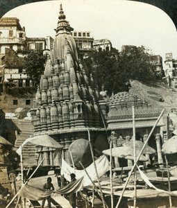 Templer på bredden av Ganges, Benares, India, c1909. av George Rose