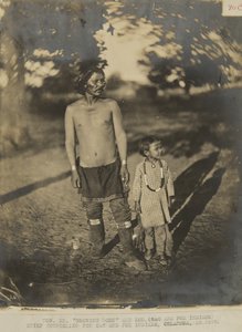 Hon. Mr. Growing Horn og sønn. (Sac and Fox Indian) Sjefrådgiver for Sac and Fox Indian, Oklahoma, i 1873 (bilde) av George W. Ingalls