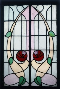Et farget glasspanel som viser stiliserte roser (blyfarget glass, treramme)